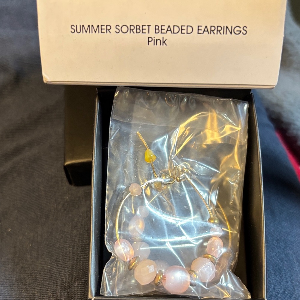 Monet necklace, 6 pairs of Avon earrings, and Avon pendant necklace. - Picture 8 of 10